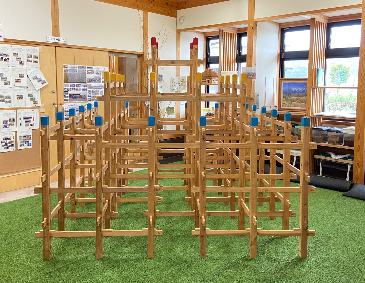 木の温もり溢れるジャングルジム